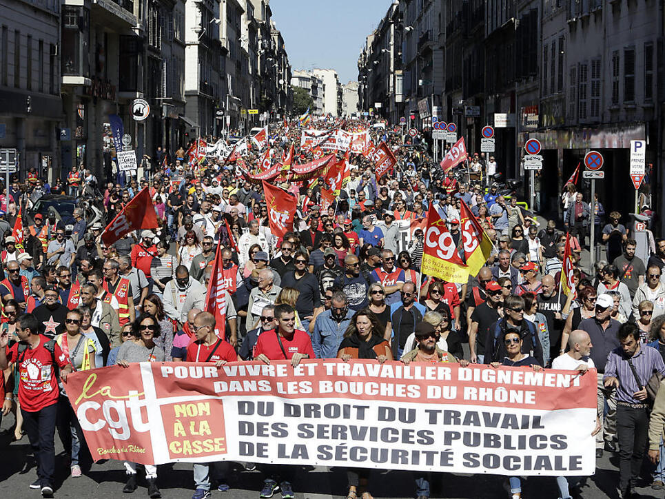 Mehrere zehntausend Menschen haben in Frankreich erneut gegen die geplante Arbeitsmarktreform von Präsident Macron demonstriert.