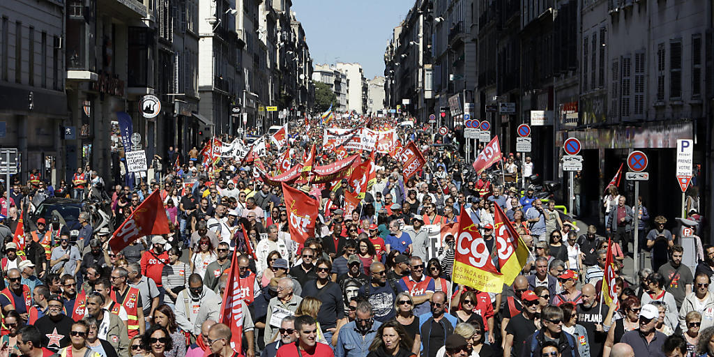 Mehrere zehntausend Menschen haben in Frankreich erneut gegen die geplante Arbeitsmarktreform von Präsident Macron demonstriert.