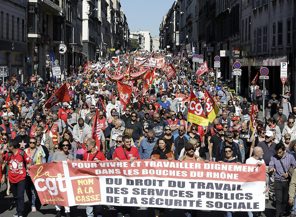 Mehrere zehntausend Menschen haben in Frankreich erneut gegen die geplante Arbeitsmarktreform von Präsident Macron demonstriert. Mehrere zehntausend Menschen haben in Frankreich erneut gegen die geplante Arbeitsmarktreform von Präsident Macron demonstriert.