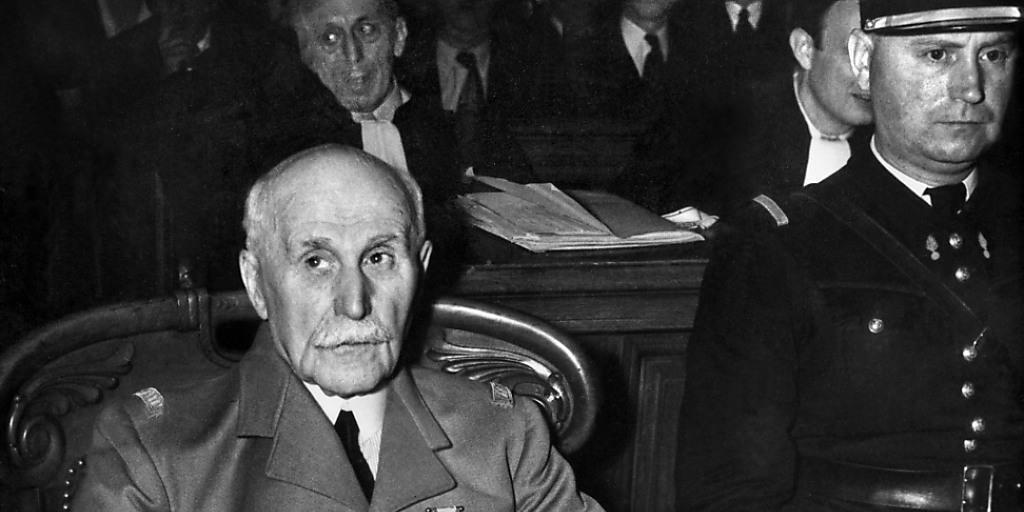 Marschall Pétain, Anführer des sogenannten Vichy-Regimes in Frankreich, während seines Prozesses 1945 in Paris. Pétain wurde wegen seiner Kollaboration mit dem Deutschen Reich zum Tode verurteilt. Die Strafe wurde später in lebenslange Haft umgewandelt. (Archivbild).