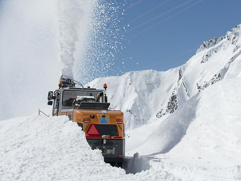 Die Schneeräumungsarbeiten waren intensiv, zumal im Gotthardgebiet bei Räumungsbeginn im April rund drei Mal so viel Schnee lag als üblich. Am Freitagnachmittag nun wird die Gotthardpassstrasse wieder für den Verkehr freigegeben. (Archivbild)