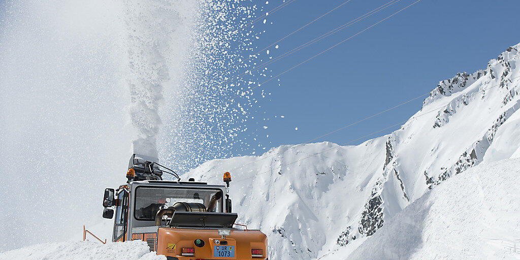 Die Schneeräumungsarbeiten waren intensiv, zumal im Gotthardgebiet bei Räumungsbeginn im April rund drei Mal so viel Schnee lag als üblich. Am Freitagnachmittag nun wird die Gotthardpassstrasse wieder für den Verkehr freigegeben. (Archivbild)