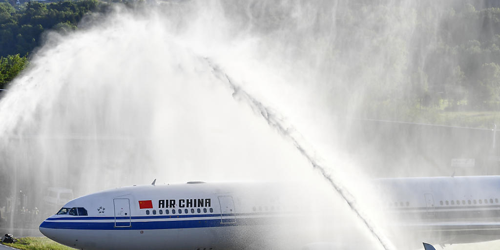 Mit einer Wasserfontäne wurde die Air-China-Maschine bei ihrer Ankunft am Flughafen Zürich begrüsst. Die neue Verbindung zwischen Peking und Zürich soll die wirtschaftlichen Beziehungen zwischen der Schweiz und China ankurbeln. Mit einer Wasserfontäne wurde die Air-China-Maschine bei ihrer Ankunft am Flughafen Zürich begrüsst. Die neue Verbindung zwischen Peking und Zürich soll die wirtschaftlichen Beziehungen zwischen der Schweiz und China ankurbeln.