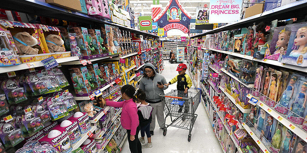 Die US-Konsumenten kaufen bei Walmart vermehrt übers Internet ein. Das Online-Geschäft der weltgrössten Supermarktkette boomt.(Archivbild)