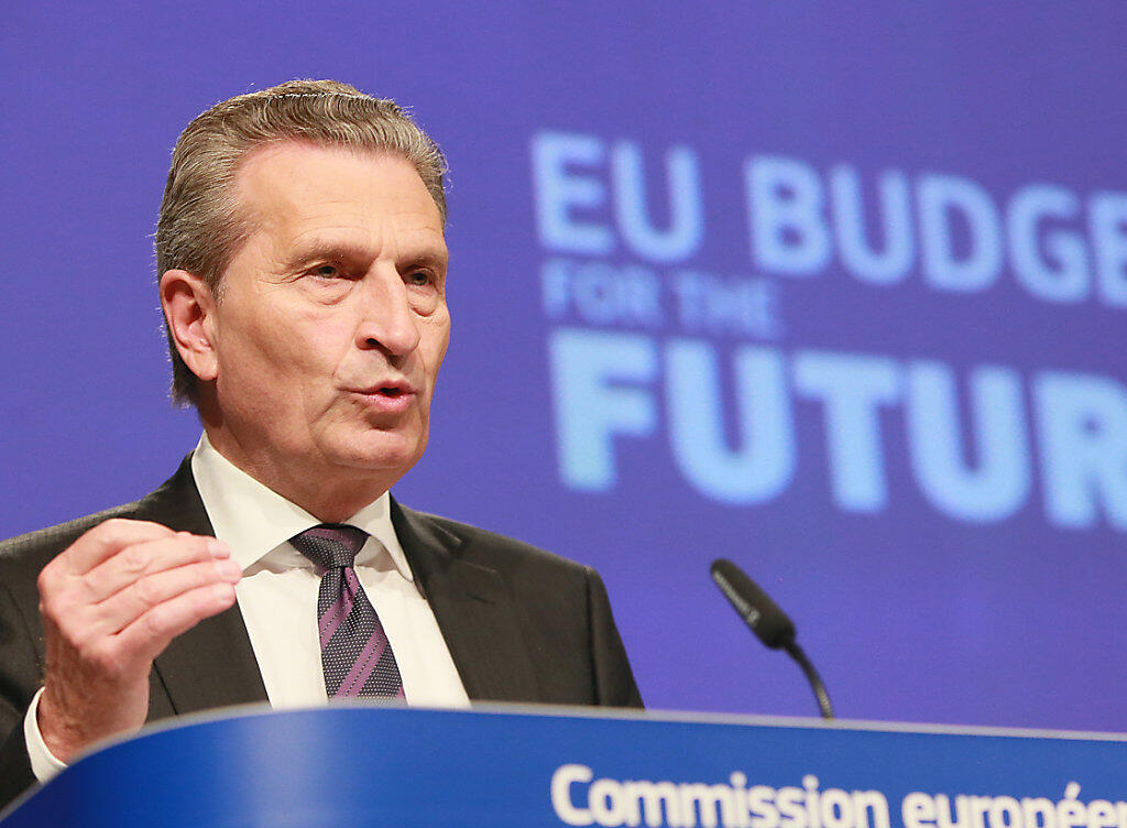 EU-Haushaltskommissar Günther Oettinger hat am Mittwoch in Brüssel, bekannt gegeben, dass im siebenjährigen Finanzrahmen von 2021 bis 2027 trotz EU-Austritt Grossbritanniens rund 192 Mrd. Euro mehr zur Verfügung sollen als im laufenden Finanzrahmen. EU-Haushaltskommissar Günther Oettinger hat am Mittwoch in Brüssel, bekannt gegeben, dass im siebenjährigen Finanzrahmen von 2021 bis 2027 trotz EU-Austritt Grossbritanniens rund 192 Mrd. Euro mehr zur Verfügung sollen als im laufenden Finanzrahmen.