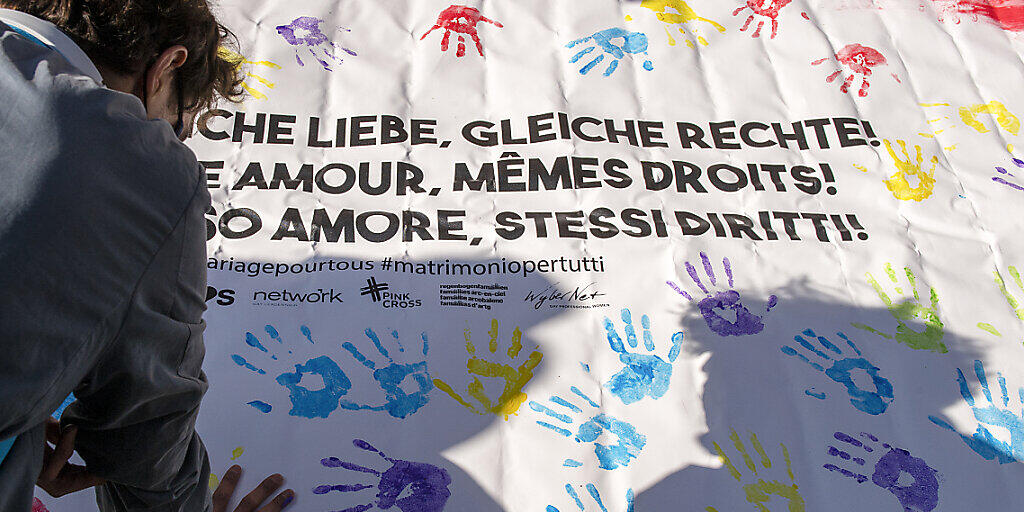 "Gleiche Liebe, gleiche Rechte": Aktion für die Ehe für gleichgeschlechtliche Paare in Bern. (Archivbild) "Gleiche Liebe, gleiche Rechte": Aktion für die Ehe für gleichgeschlechtliche Paare in Bern. (Archivbild)