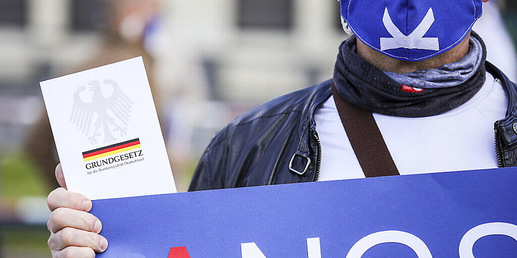 Angst beherrscht die Gesellschaft derzeit - und gefährdet die in der deutschen Verfassung, dem Grundgesetz, garantierten Grundrechte wie die Versammlungsfreiheit. Protest vor dem Brandenburger Tor in Berlin gegen Einschüchterung als Regierungsform. Angst beherrscht die Gesellschaft derzeit - und gefährdet die in der deutschen Verfassung, dem Grundgesetz, garantierten Grundrechte wie die Versammlungsfreiheit. Protest vor dem Brandenburger Tor in Berlin gegen Einschüchterung als Regierungsform.