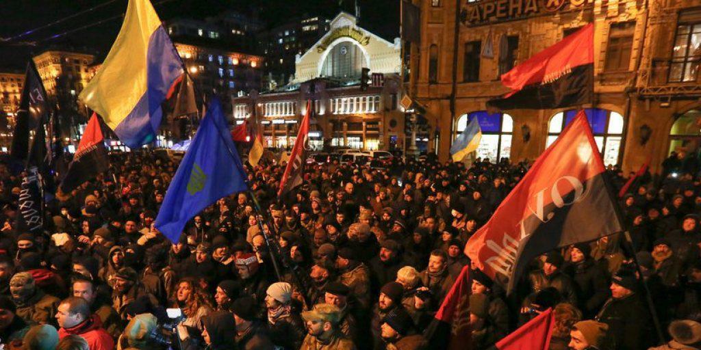 In der Nacht zum Dienstag versammelten sich etwa 1000 rechte Aktivisten auf dem Maidan in Kiew. In der Nacht zum Dienstag versammelten sich etwa 1000 rechte Aktivisten auf dem Maidan in Kiew.