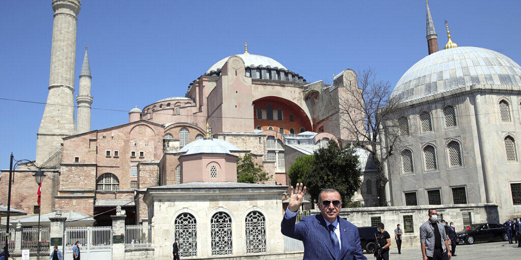 Recep Tayyip Erdogan, Präsident der Türkei, winkt, nachdem er vom Freitagsgebet aus der Hagia Sophia kommt. Foto: Turkish Presidency/AP/dpa