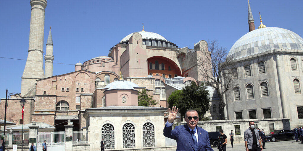 Recep Tayyip Erdogan, Präsident der Türkei, winkt, nachdem er vom Freitagsgebet aus der Hagia Sophia kommt. Foto: Turkish Presidency/AP/dpa Recep Tayyip Erdogan, Präsident der Türkei, winkt, nachdem er vom Freitagsgebet aus der Hagia Sophia kommt. Foto: Turkish Presidency/AP/dpa