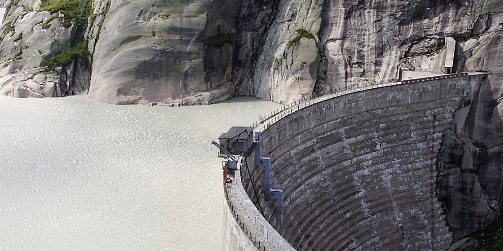 Das Bundesgericht brachte unter anderem die wirtschaftliche Bedeutung einer Staumauer-Erhöhung am Grimsel ins Spiel. (Archivbild) Das Bundesgericht brachte unter anderem die wirtschaftliche Bedeutung einer Staumauer-Erhöhung am Grimsel ins Spiel. (Archivbild)