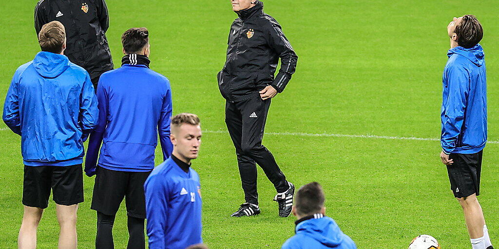 Der FC Basel (in der Bildmitte Trainer Marcel Koller) wird zweimal bei Eintracht Frankfurt antreten