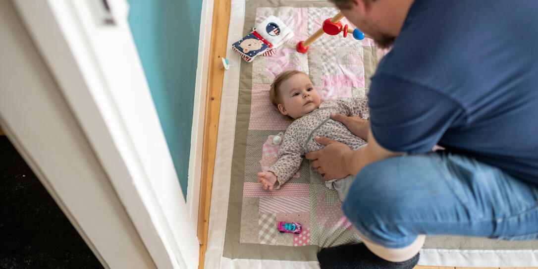 KLEINKIND, BABY, BEBE, SAEUGLING, KIND, TOCHTER, MAEDCHEN, ELTERN, VATER, EHEMANN, KINDERBETREUUNG, VATERSCHAFTSURLAUB, ELTERNZEIT KLEINKIND, BABY, BEBE, SAEUGLING, KIND, TOCHTER, MAEDCHEN, ELTERN, VATER, EHEMANN, KINDERBETREUUNG, VATERSCHAFTSURLAUB, ELTERNZEIT