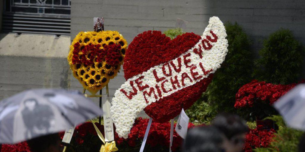 Gebinde zum Gedenken an Michael Jacksons Todestag vor seinem Mausoleum in Forest Lawn (Archiv) Gebinde zum Gedenken an Michael Jacksons Todestag vor seinem Mausoleum in Forest Lawn (Archiv)