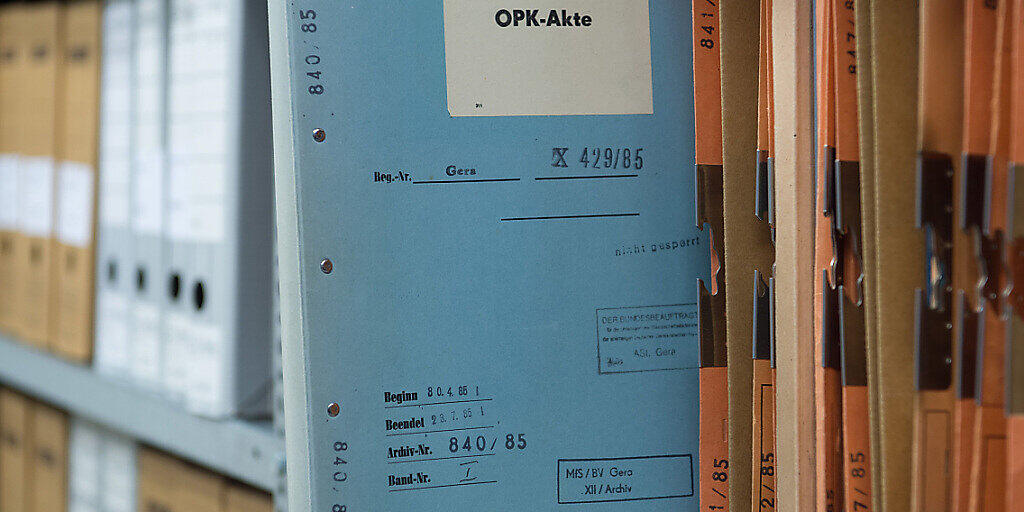 ARCHIV - Eine Stasi-Akte mit der Aufschrift OPK-Akte (Operative Personenkontrolle) steckt in der BStU-Außenstelle in Gera (Thüringen) in einem Regal. Foto: Sebastian Kahnert/dpa-Zentralbild/dpa ARCHIV - Eine Stasi-Akte mit der Aufschrift OPK-Akte (Operative Personenkontrolle) steckt in der BStU-Außenstelle in Gera (Thüringen) in einem Regal. Foto: Sebastian Kahnert/dpa-Zentralbild/dpa