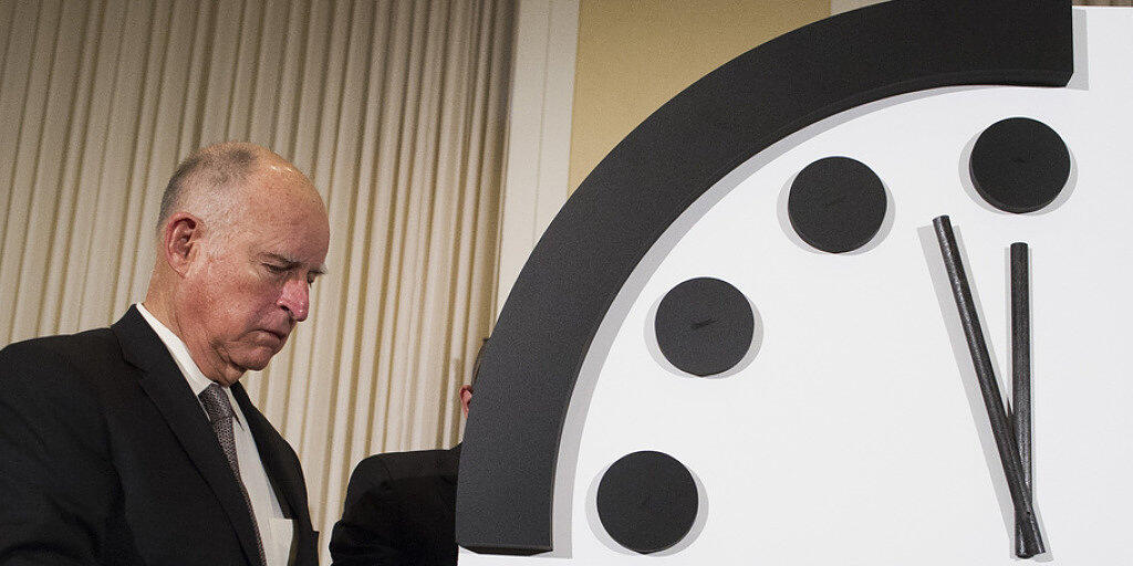 Der frühere Gouverneur von Kalifornien, Jerry Brown, enthüllt am Donnerstag in Washington die "Doomsday Clock" - diese steht auf zwei Minuten vor zwölf. Der frühere Gouverneur von Kalifornien, Jerry Brown, enthüllt am Donnerstag in Washington die "Doomsday Clock" - diese steht auf zwei Minuten vor zwölf.