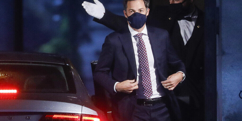 Alexander De Croo (l), Minister für Finanzen und Entwicklungshilfe, kommt zu einem Treffen mit dem König von Belgien am Königspalast an. Foto: Thierry Roge/BELGA/dpa