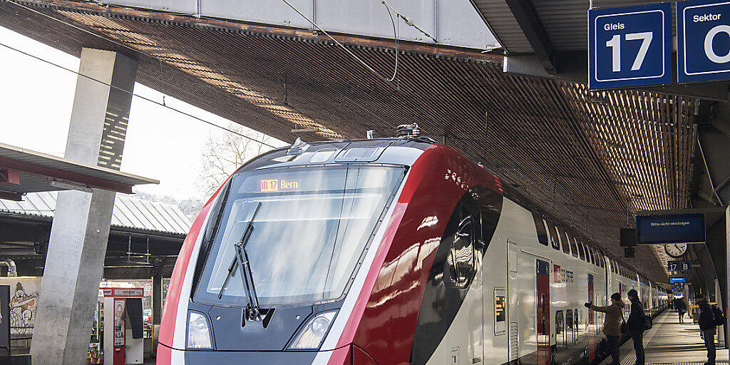Der neue Fernverkehr-Doppelstockzug der SBB "FV-Dosto" bleibt auch nach dem ersten Betriebsmonat das grosse Sorgenkind der SBB.