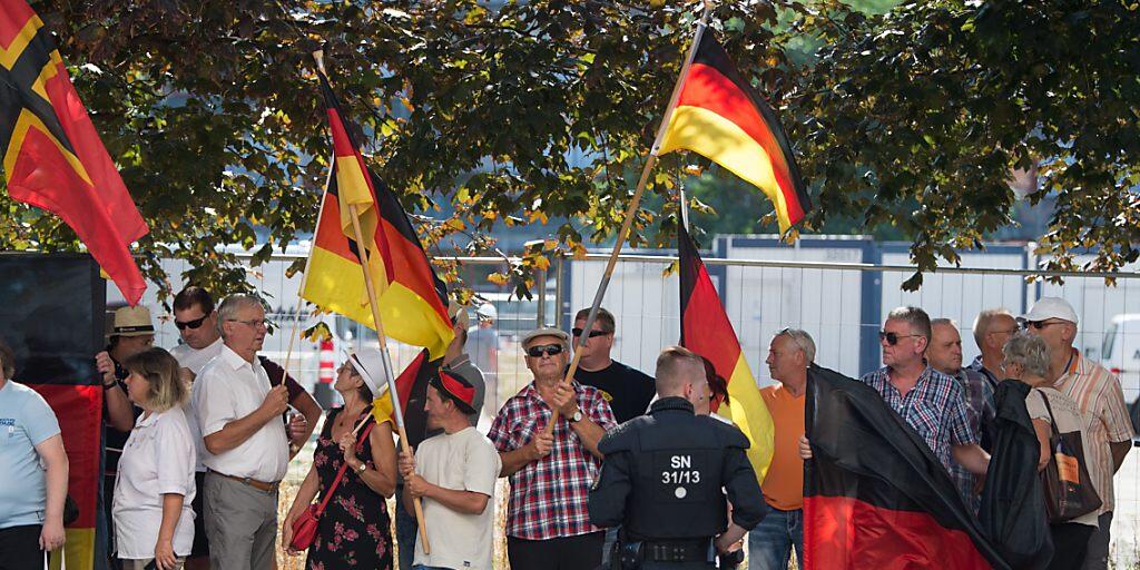 Am Rande einer rechtspopulistischen Demonstration Mitte August in Dresden hat die Polizei ein ZDF-Reporterteam vorübergehend an der Arbeit gehindert und festgehalten. (Archivbild)