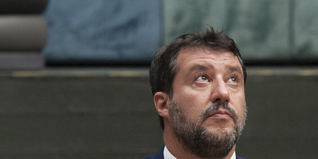 Matteo Salvini, ehemaliger Innenminister von Italien, sitzt im Gerichtssaal. Italien entschärft die unter Ex-Innenminister Matteo Salvini eingeführten Anti-Migrationsgesetze und senkt die Geldstrafen für Seenotretter beim unerlaubten Einlaufen. Foto: Valeria Ferraro/SOPA Images via ZUMA Wire/dpa Matteo Salvini, ehemaliger Innenminister von Italien, sitzt im Gerichtssaal. Italien entschärft die unter Ex-Innenminister Matteo Salvini eingeführten Anti-Migrationsgesetze und senkt die Geldstrafen für Seenotretter beim unerlaubten Einlaufen. Foto: Valeria Ferraro/SOPA Images via ZUMA Wire/dpa