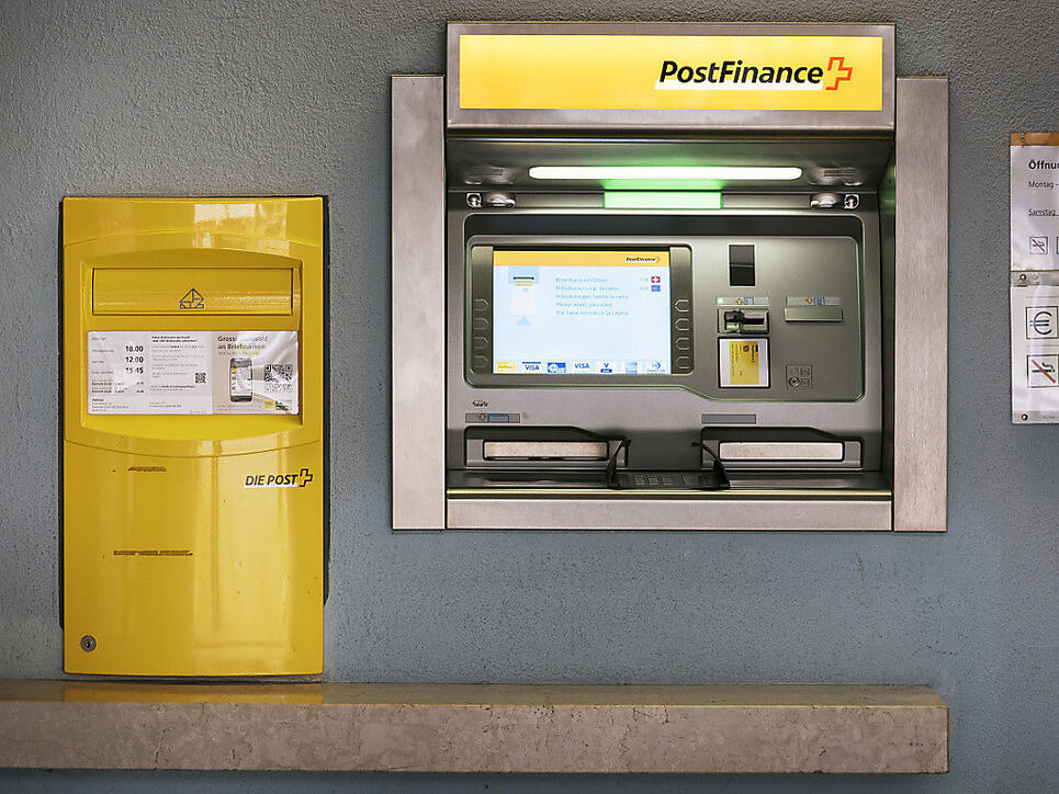 Operation am Kernstück: Postfinance ersetzt über Ostern die Kernbankensoftware. Postomaten sind darum in der Nacht auf Ostersonntag nicht in Betrieb (Archiv).