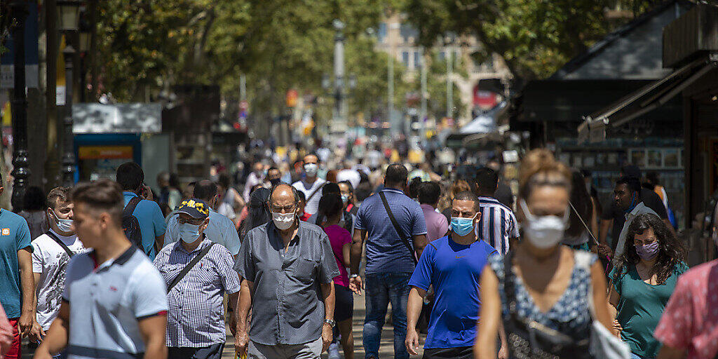 Menschen spazieren entlang der Ramblas von Barcelona. Foto: Emilio Morenatti/AP/dpa Menschen spazieren entlang der Ramblas von Barcelona. Foto: Emilio Morenatti/AP/dpa