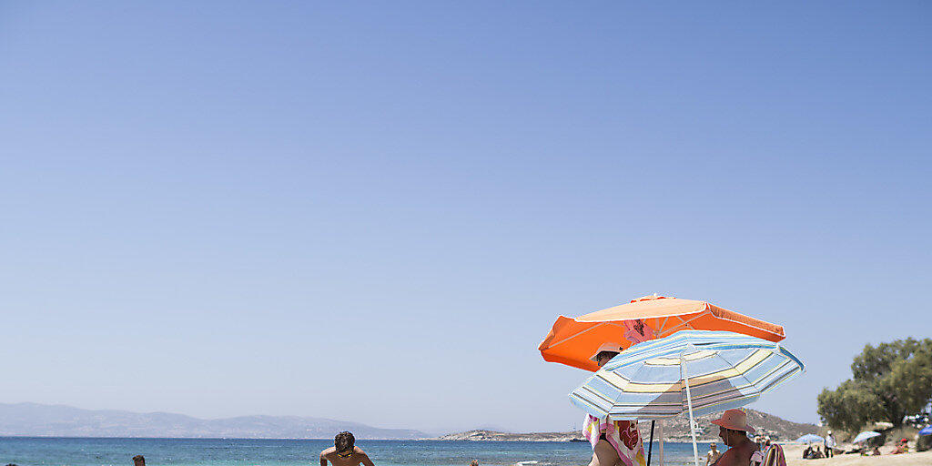 Ab an den Strand nach Griechenland: Bei den Schweizern sind Badeferien im östlichen Mittelmeer in diesem Jahr sehr beliebt. Im Bild hier ein Strand der Kykladen-Insel, Naxos. (Themenbild)
