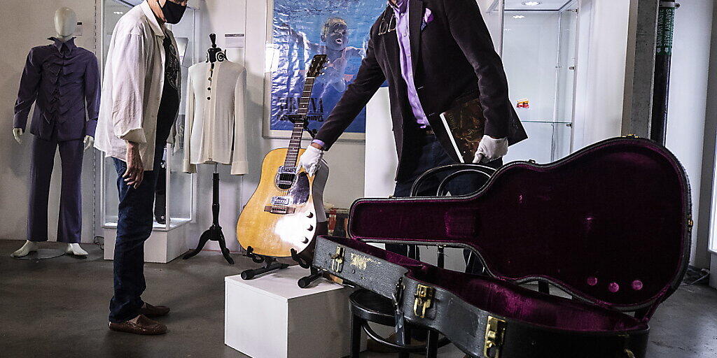 Für 5000 Dollar hatte Nirvana-Frontman Kurt Cobain 1993 eine gebrauchte Gitarre gekauft. Nun hat die legendäre Martin D-18E Akustik-Elektrogitarre einen Auktions-Weltrekord aufgestellt. Für gut 6 Millionen Dollar wurde sie am Samstag versteigert.