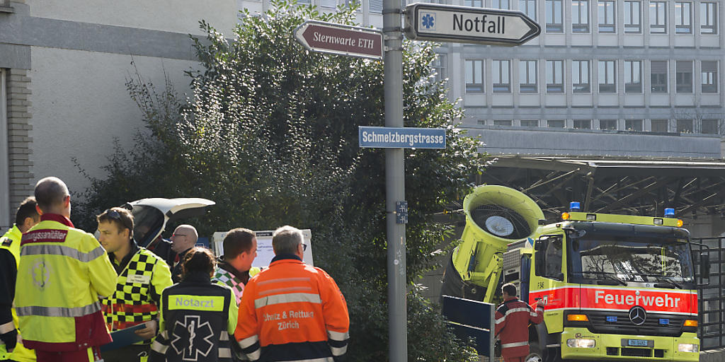 Nach dem Brand am Universitätsspital Zürich musste aus den Räumlichkeiten  viel Rauch abgesaugt werden. Feuerwehr und Rettungskräfte waren mit einem Grossaufgebot vor Ort.