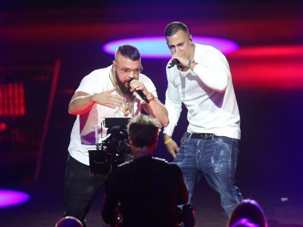 Die Proteste gegen die Auszeichnung der Rapper Kollegah (r) und Farid Bang, die mit antisemitischen Reimen provozieren, verhallten nicht ungehört. Die Echo-Veranstalter wollen nun das Konzept neu überdenken. (Archivbild)