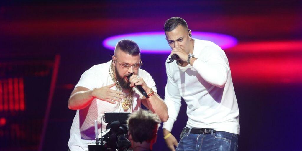 Die Proteste gegen die Auszeichnung der Rapper Kollegah (r) und Farid Bang, die mit antisemitischen Reimen provozieren, verhallten nicht ungehört. Die Echo-Veranstalter wollen nun das Konzept neu überdenken. (Archivbild)