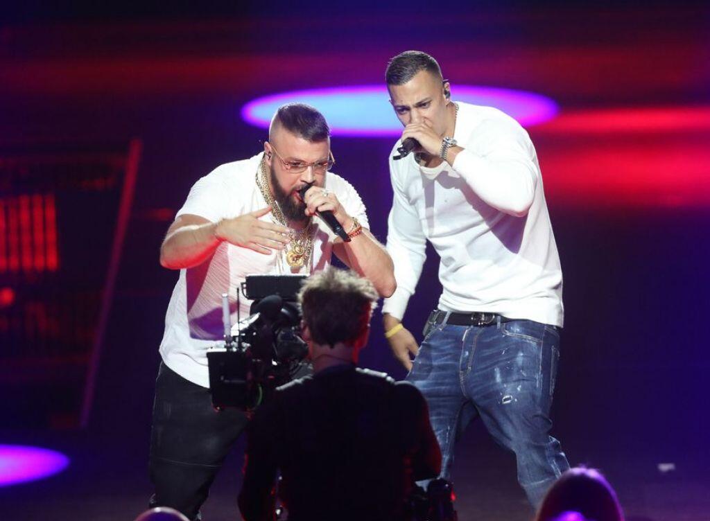 Die Proteste gegen die Auszeichnung der Rapper Kollegah (r) und Farid Bang, die mit antisemitischen Reimen provozieren, verhallten nicht ungehört. Die Echo-Veranstalter wollen nun das Konzept neu überdenken. (Archivbild) Die Proteste gegen die Auszeichnung der Rapper Kollegah (r) und Farid Bang, die mit antisemitischen Reimen provozieren, verhallten nicht ungehört. Die Echo-Veranstalter wollen nun das Konzept neu überdenken. (Archivbild)