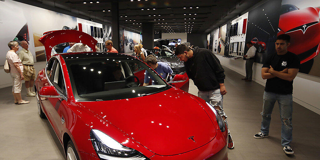 Nächste Kehrtwende von Tesla-Chef Elon Musk: Das Model 3 gibt es nur noch im Laden oder per Telefon zu bestellen. Die Basisversion als Elektroauto zum Preis von 35'000 Dollar wurde schon nach kurzer Zeit wieder aus dem Online-Angebot genommen. (Archivbild)