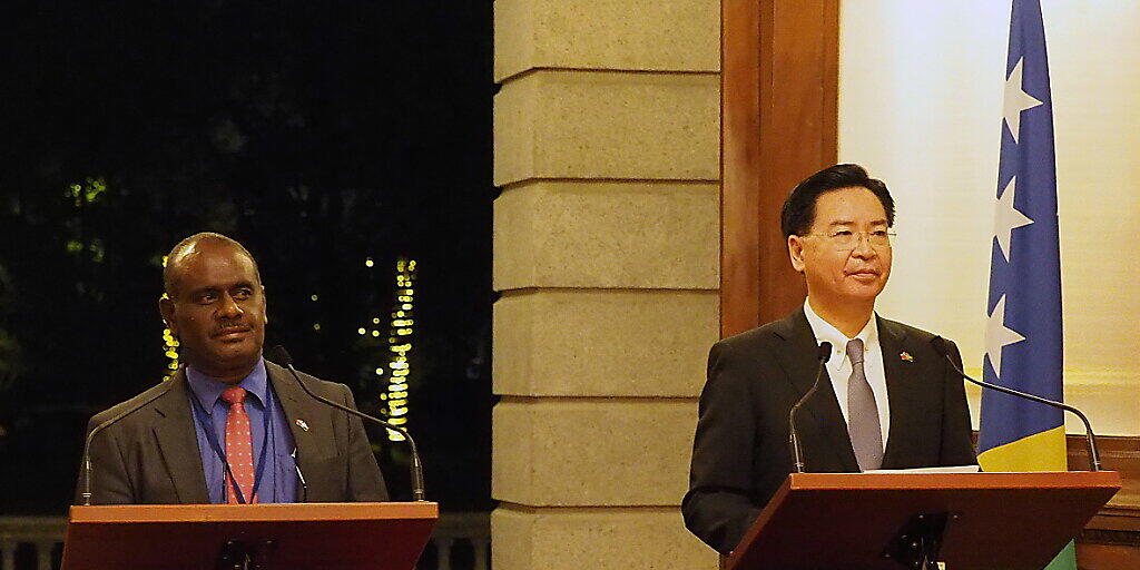 Noch vor einer Woche gaben Taiwans Aussenminister Joseph Wu (r) und der Aussenminister der Salomonen, Jeremiah Manele, eine gemeinsame Medienkonferenz in Taipei. Nun haben die Salomonen diplomatische Beziehungen mit der Volksrepublik China aufgenommen. (Bild vom 9. September) Noch vor einer Woche gaben Taiwans Aussenminister Joseph Wu (r) und der Aussenminister der Salomonen, Jeremiah Manele, eine gemeinsame Medienkonferenz in Taipei. Nun haben die Salomonen diplomatische Beziehungen mit der Volksrepublik China aufgenommen. (Bild vom 9. September)