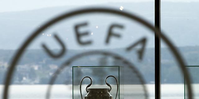 Die Champions-League-Trophäe am UEFA-Hauptsitz in Nyon. Die Champions-League-Trophäe am UEFA-Hauptsitz in Nyon.