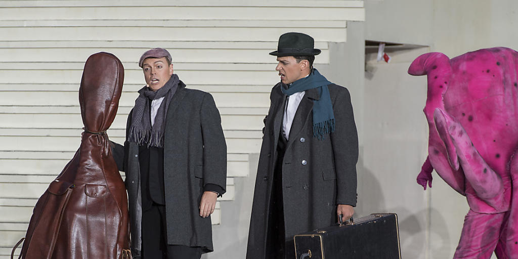 Fritz Frickel als Jerry (l) und Maximilian Mann als Joe, kurz bevor am Dienstag anhaltender Regen auf die Vorpremiere von "Sugar - Manche mögen's heiss" herniederging und dem Spiel ein vorzeitiges Ende bereitete.