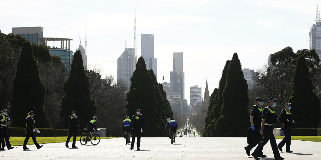 Police are seen at the Shrine of Remembrance in Melbourne, Friday, July 31, 2020. (AAP Image/Daniel Pockett) NO ARCHIVING
