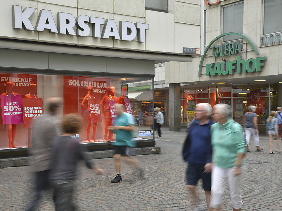 Die beiden deutschen Warenhausketten Karstadt und Kaufhof - im Bild die beiden Filialen in Trier - sollen fusioniert werden. Allerdings werden auch die Wettbewerbsbehörden dabei noch ein Wort mitzureden haben. (Archivbild)
