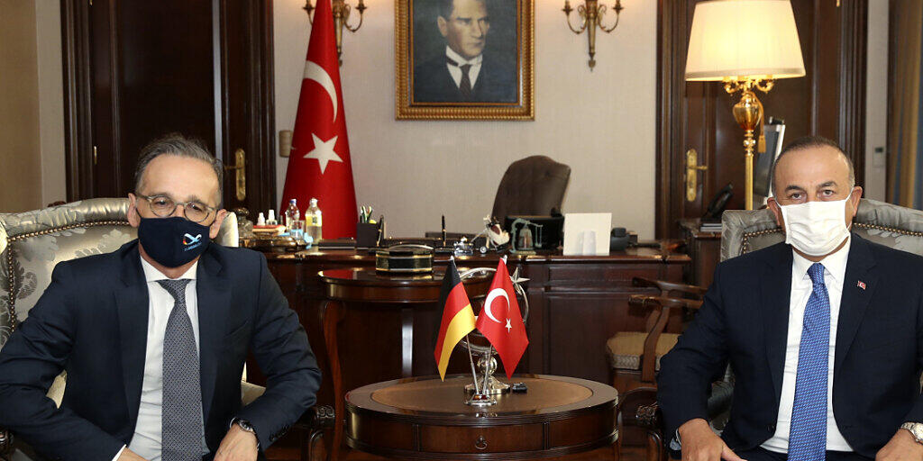 HANDOUT - Heiko Maas (SPD, l), Außenminister von Deutschland, und Mevlüt Cavusoglu, Außenminister der Türkei. Bundesaußenminister Maas will im Gas-Streit zwischen Griechenland und der Türkei vermitteln. Foto: Fatih Aktas/Turkish Foreign Ministry/AP Pool/dpa - ACHTUNG: Nur zur redaktionellen Verwendung und nur mit vollständiger Nennung des vorstehenden Credits