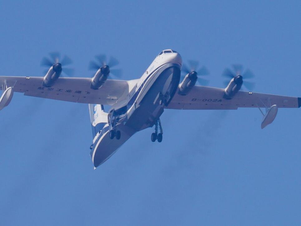 Das in China entwickelte grösste Wasserflugzeug der Welt hat seinen Jungfernflug unternommen. Das Flugzeug kann militärisch eingesetzt werden, ist aber für Rettungseinsätze auf See sowie für Löscharbeiten bei Waldbränden gedacht.