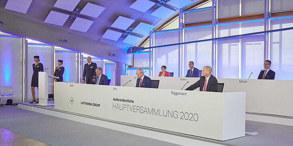 Die Lufthansa-Aktionäre haben an einer virtuellen Hauptversammlung für den Einstieg des Staates gestimmt.