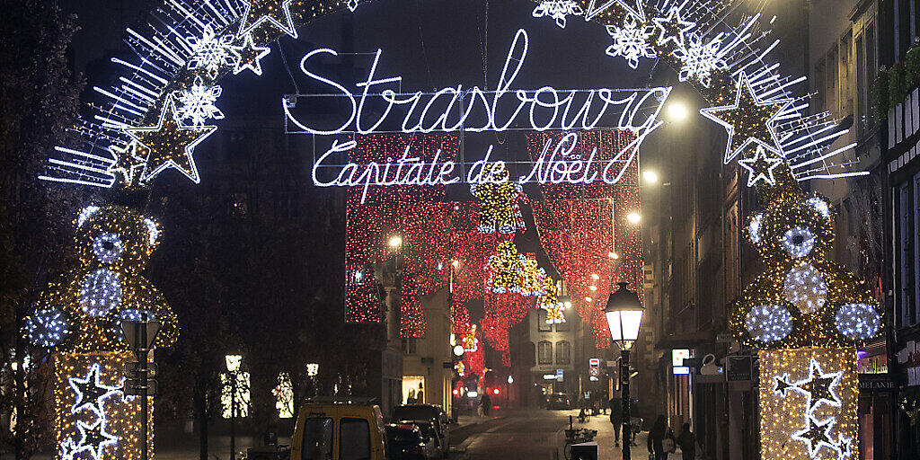 Weihnachtsbeleuchtung in Straßburg - einen Weihnachtsmarkt gibt es auch hier in diesem Jahr nicht. Foto: Jean-Francois Badias/AP/dpa