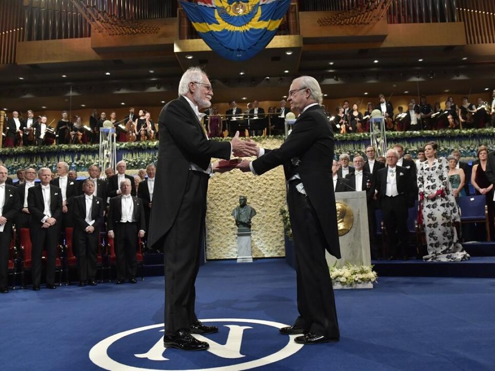 Der Waadtländer Jacques Dubochet (l.), Nobelpreisträger für Chemie, erhält in Stockholm aus den Händen von Schwedens König Carl XVI. Gustaf (r.) eine Goldmedaille und ein Diplom.