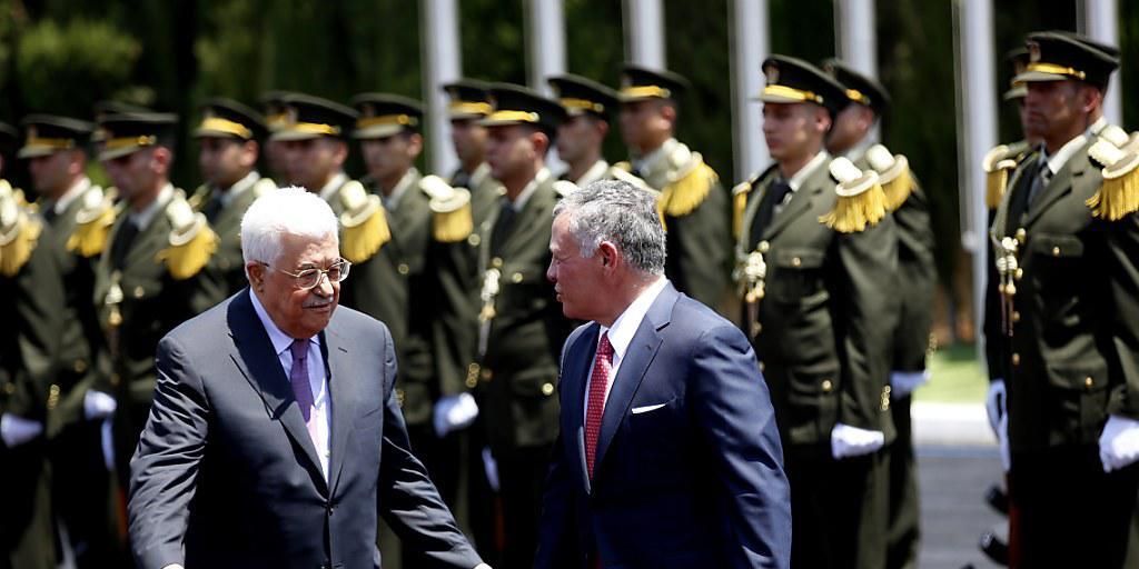 Palästinenserpräsident Mahmud Abbas (l) und der jordanische König Abdullah beim Empfang in Ramallah. Palästinenserpräsident Mahmud Abbas (l) und der jordanische König Abdullah beim Empfang in Ramallah.