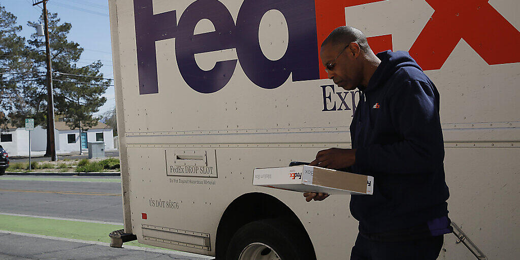Der US-Logistikdienstleister FedEx hat von vielen Online-Bestellungen während der Coronavirus-Krise profitiert. (Archivbild)