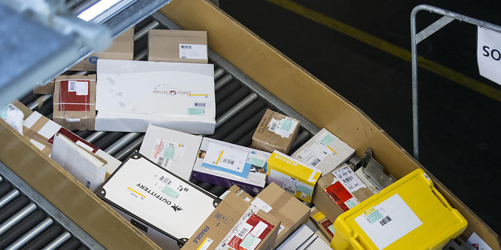 Grossbriefe und Kleinpakete ins Ausland werden bis zu 2 Franken billiger: Post auf einem Förderband im Paketzentrum Härkingen. (Archiv)