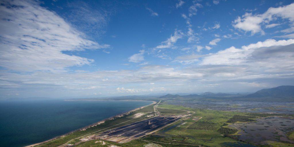 Blick aus der Luft auf den Kohlehafen Abbot Point, über den die geförderte australische Kohle nach Indien verschifft werden soll. (Archiv) Blick aus der Luft auf den Kohlehafen Abbot Point, über den die geförderte australische Kohle nach Indien verschifft werden soll. (Archiv)