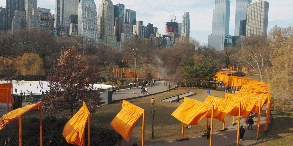 Zu Christos berühmtesten realisierten Projekten zählten die safranfarbenen Tore im New Yorker Central Park ("The Gates"). (Archivbild)