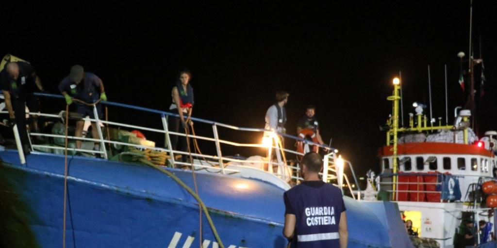 Italienische Behörden haben das Schiff einer deutschen NGO beschlagnahmt. Ihr wird Beihilfe zur illegalen Migration vorgeworfen. Italienische Behörden haben das Schiff einer deutschen NGO beschlagnahmt. Ihr wird Beihilfe zur illegalen Migration vorgeworfen.