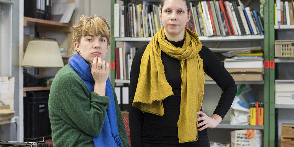 Für Menschen auf der Flucht: Die Autorinnen Gianna Molinari, rechts, und Julia Weber, links, führen ihr Projekt "Literatur für das, was passiert" auch in Quarantäne weiter.